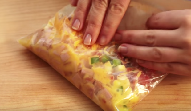 Kitchen hack: How to cook an omelette in a bag