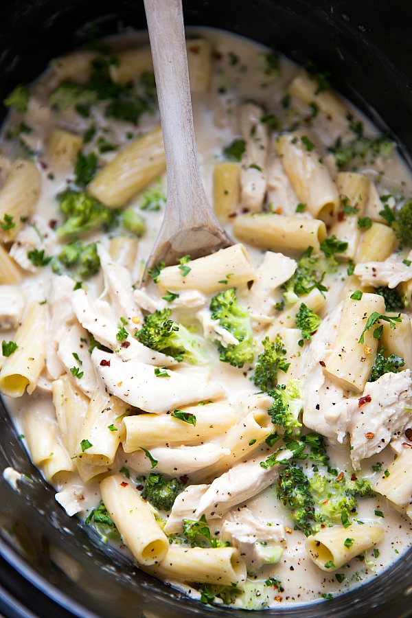 CROCKPOT CHICKEN ALFREDO PASTA WITH BROCCOLI - Recipes 2 Day