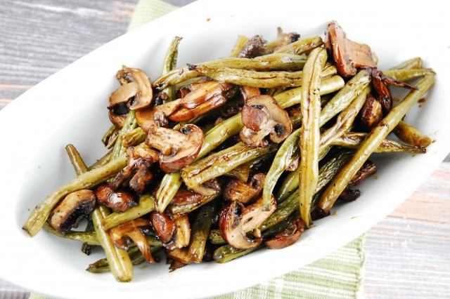 BALSAMIC GARLIC ROASTED GREEN BEANS AND MUSHROOMS – 2 SMART POINTS