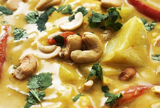 SLOW COOKER COCONUT CURRY CASHEW CHICKEN