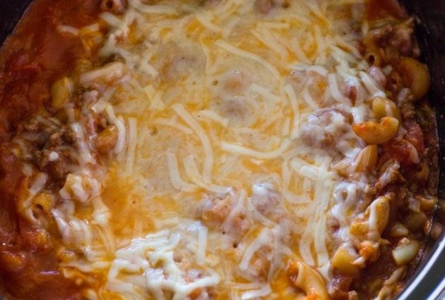 SLOW COOKER GROUND BEEF AND CHEESE PASTA