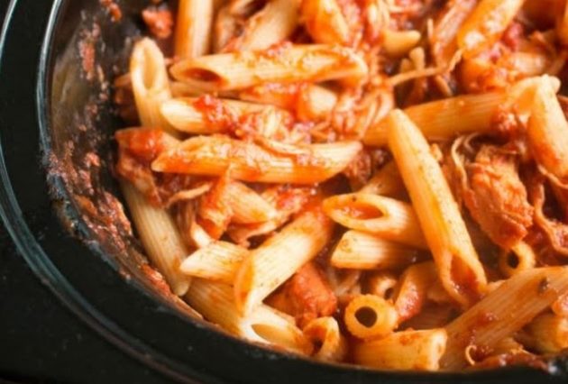 SLOW COOKER CHICKEN PARMESAN AND PASTA
