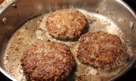 Hamburger steak aux oignons et sauce